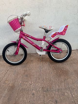 Bicicleta infantil rosa con cesta