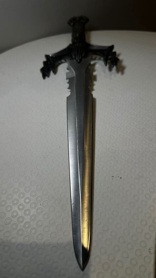 Espada decorativa con base  Material: acero