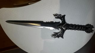 Espada decorativa con base  Material: acero