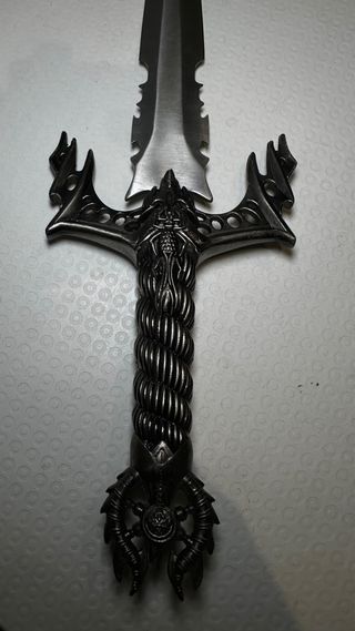 Espada decorativa con base  Material: acero