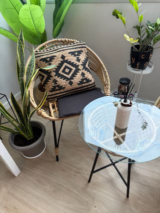 Mesa y 2 sillas de mimbre