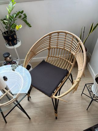 Mesa y 2 sillas de mimbre