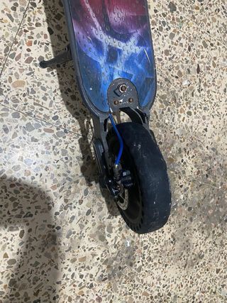 Patinete eléctrico con diseño bateria mala