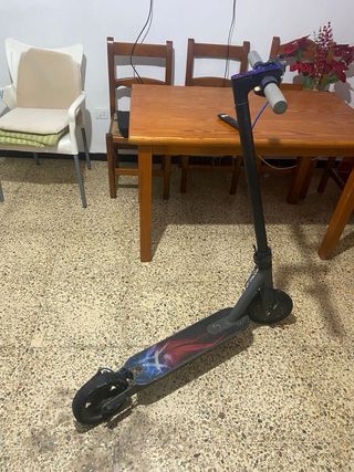 Patinete eléctrico con diseño bateria mala