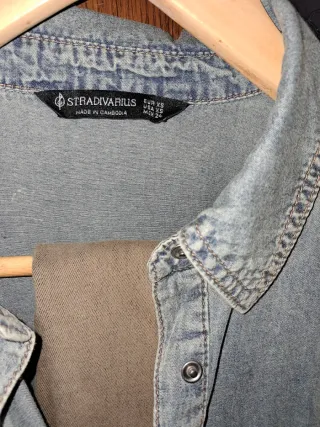 Camisa vaquera azul pero amplia es como una tallaS