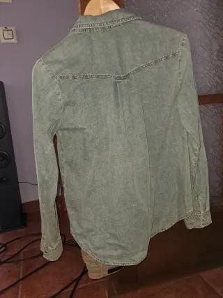 Camisa vaquera azul pero amplia es como una tallaS