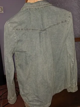 Camisa vaquera azul pero amplia es como una tallaS