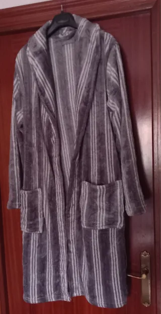 Bata de felpa a rayas gris y blanco