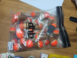 Flotadores de pesca,señuelos,hilo etc..