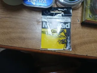 Flotadores de pesca,señuelos,hilo etc..