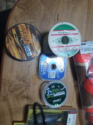 Flotadores de pesca,señuelos,hilo etc..