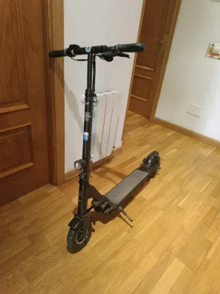 Patinete eléctrico negro