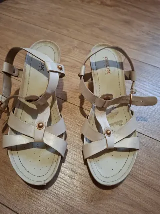 Sandalias Geox Beige y Doradas