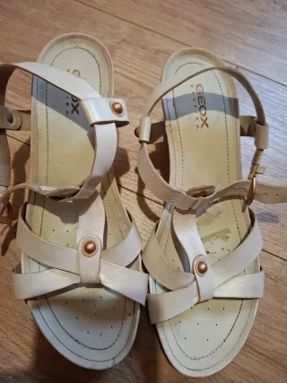 Sandalias Geox Beige y Doradas
