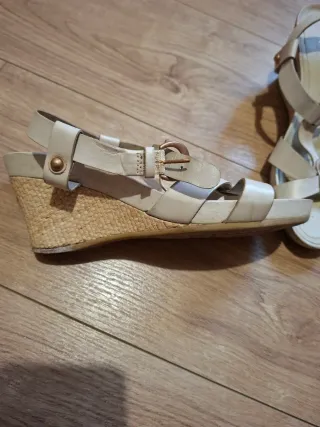 Sandalias Geox Beige y Doradas