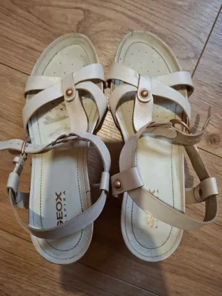 Sandalias Geox Beige y Doradas