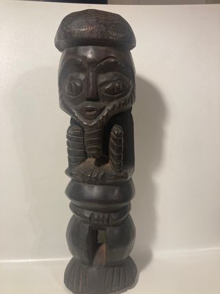 Figura africana de madera tallada