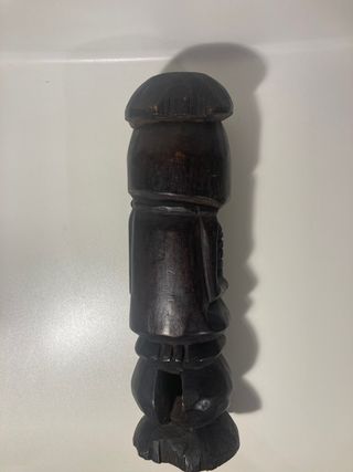 Figura africana de madera tallada