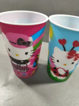 2 Vasos Hello Kitty Plástico