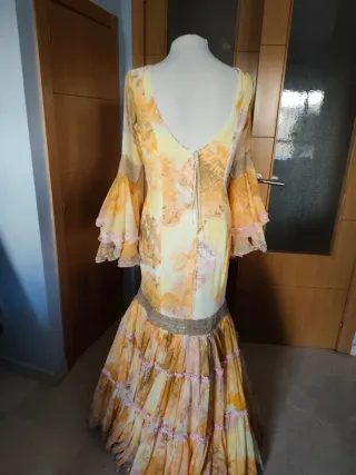 Traje de flamenca naranja y amarillo