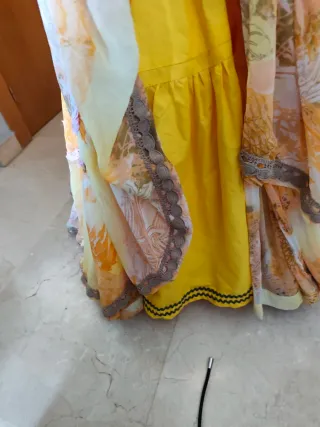 Traje de flamenca naranja y amarillo