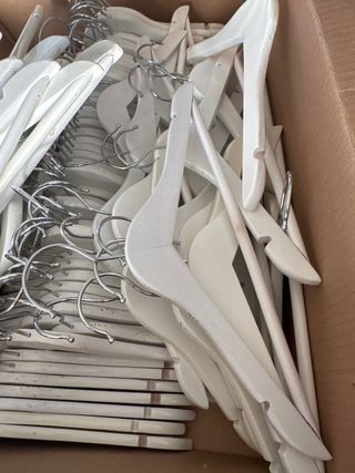 Perchas de madera blancas con gancho metálico niño