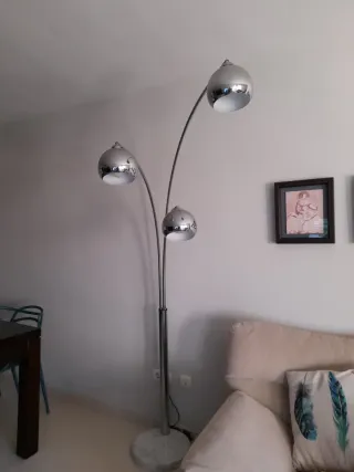 Lámpara de pie metálica plateada