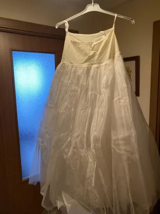 Vestido de Novia Blanco roto con cancan y velo