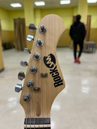 Guitarra Eléctrica Negra + Amplificador