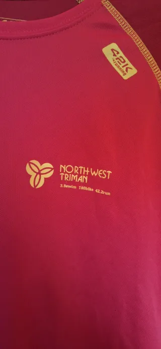 Camiseta deportiva roja y dorada