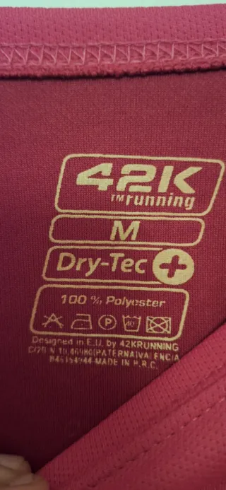 Camiseta deportiva roja y dorada