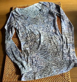 Camiseta manga larga con tachuelas