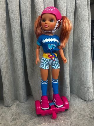 Nancy patinadora con hoverboard