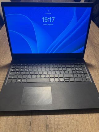 Lenovo 15,6" AMD-3020E 6GB 256SSD Webcam Essential