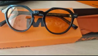 Gafas de sol negras con lentes naranjas