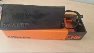 Gafas de sol negras con lentes naranjas