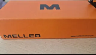 Gafas de sol negras con lentes naranjas