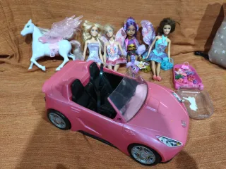 Lote Barbie: Coche Rosa, Muñecas y Accesorios