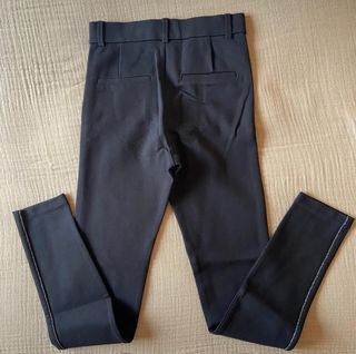 Pantalones Zara negros con detalle