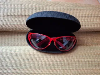 Gafas de sol rojas y estuche Max Mara