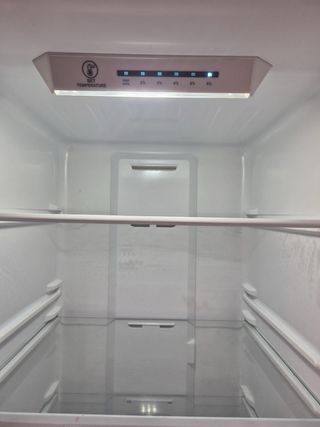 Frigorifero bianco a due porte con congelatore inferiore a tre cassetti