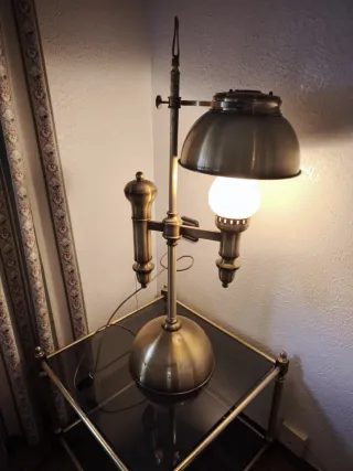 Antica lampada da tavolo