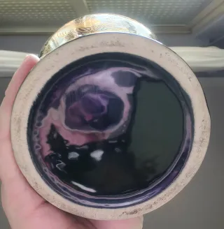 Jarrón de cerámica negro y dorado