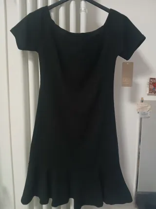 Abito nero corto con volant