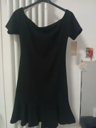 Abito nero corto con volant