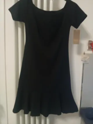 Abito nero corto con volant