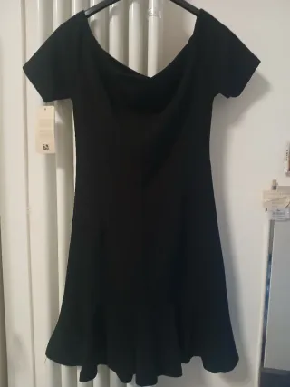 Abito nero corto con volant