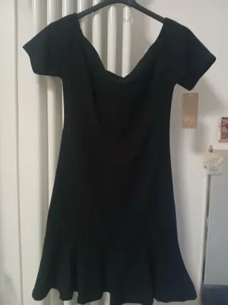 Abito nero corto con volant