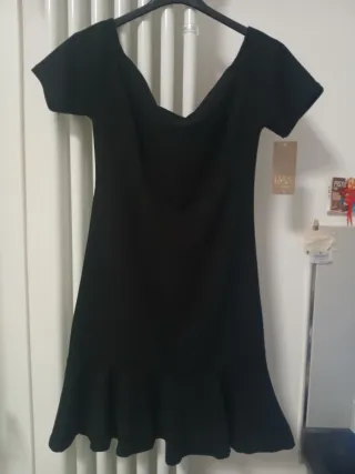 Abito nero corto con volant