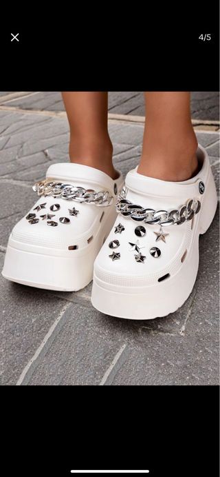 Zapatillas blancas plataforma con cadena